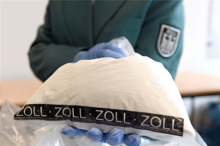 Drogenschmuggel: Bremerhavener Hafenbetriebe warnen ihre Mitarbeiter Gefährlich: In der vergangenen Woche sind erneut Hafenarbeiter verhaftet worden, die beim Drogenschmuggel mitgemacht haben sollen. Die Hafenbetriebe warnen Mitarbeiter, sich auf die Gangster einzulassen.