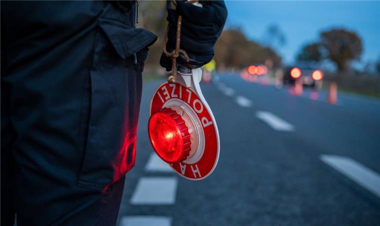 Polizei kooperiert im Kampf gegen Wohnungseinbrüche In der vergangenen Woche wurden in Niedersachsen, Bremen, Hamburg und Schleswig-Holstein in einer aufeinander abgestimmten Aktion Fahrzeuge von der Polizei kontrolliert.