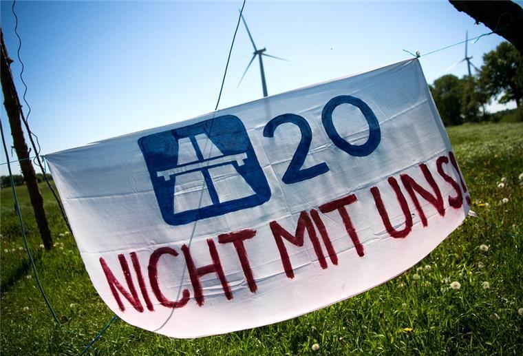 Küstenautobahn A20: Warum die Planungen rechtswidrig sind Ein Banner mit der Aufschrift «A20 Nicht mit uns!» hängt vor dem Protestcamp.
