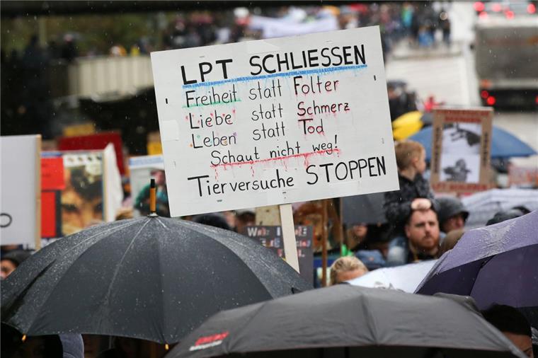 Behörde schließt auch Hamburger LPT-Tierversuchslabor In der Vergangenheit haben viele Menschen gegen Tierversuche bei LPT demonstriert.