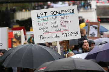 In der Vergangenheit haben viele Menschen gegen Tierversuche bei LPT demonstriert.


