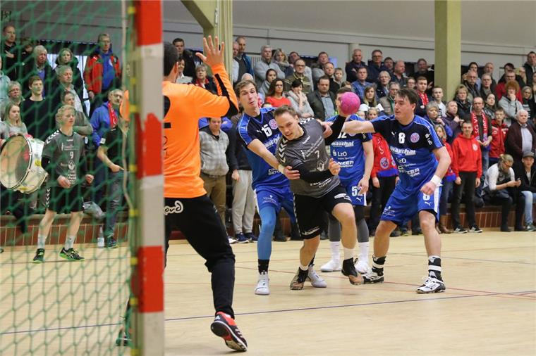 Elsflether Handballer schlagen sich wacker gegen Drittliga-Anwärter In der voll besetzten Elsflether Stadthalle forderte der ETB mit Christopher Santen (am Ball) Spitzenreiter SG Vareler TB/TV Altjührden lange Zeit. Der Elsflether TB verlor mit 22:27.