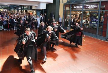 In der Wandelhalle des Hauptbahnhofs wurde eine Szene aus dem Theaterstück „Harry Potter und das verwunschene Kind“ zur Eröffnung des „The Wizard World Shop - by Thalia“ aufgeführt.