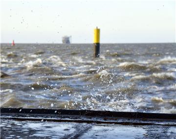 In der Warnmelde-App "BIWAPP" wird vor einer Sturmflut in Cuxhaven gewarnt.