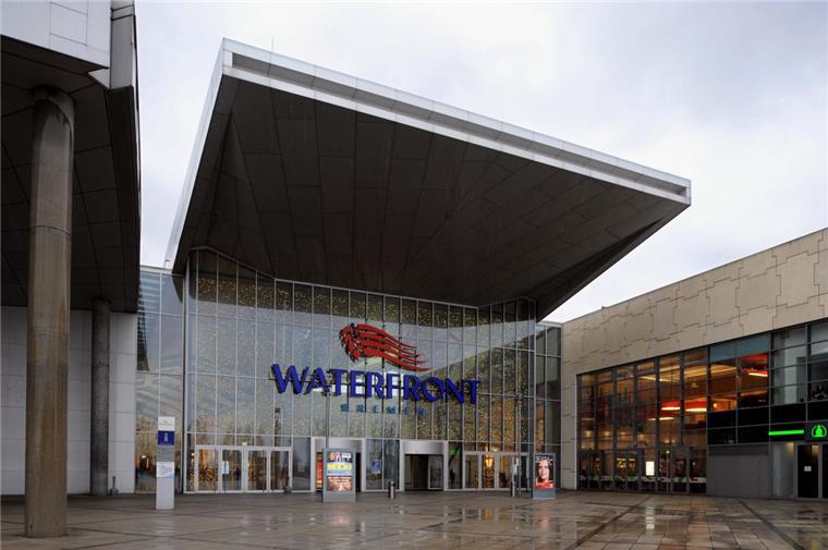Messer-Attacke in Waterfront Bremen: Polizei fahndet nach drei Tatverdächtigen In der Waterfront Bremen hat ein Mann am Sonnabend mit einem Messer auf einen Kontrahenten eingestochen.