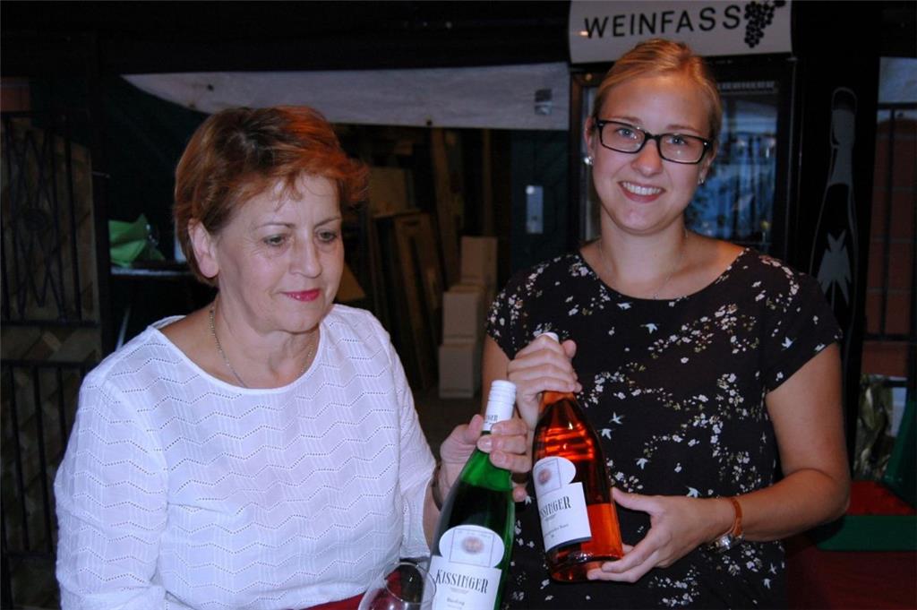 In der Weinlaube gab es einen guten Tropfen für Besucher. Foto: Holsten 