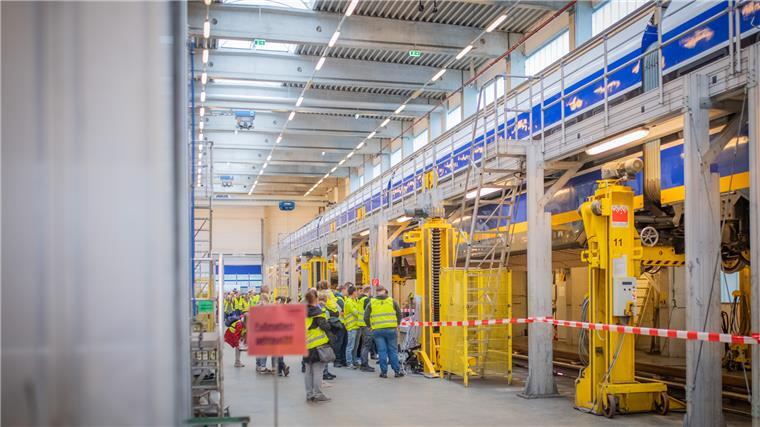 Züge ziehen und mehr: 2000 Schaulustige kommen zur Nordwestbahn In der Werkstatt konnten die Triebzüge auch von unten besichtigt werden.