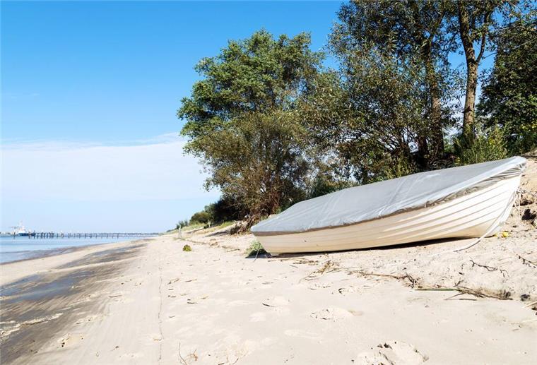 Der Strand der Flussinsel Harriersand in der Weser. In der Weser zwischen Brake und Sandstedt liegt Europas längste Flussinsel Harriersand.