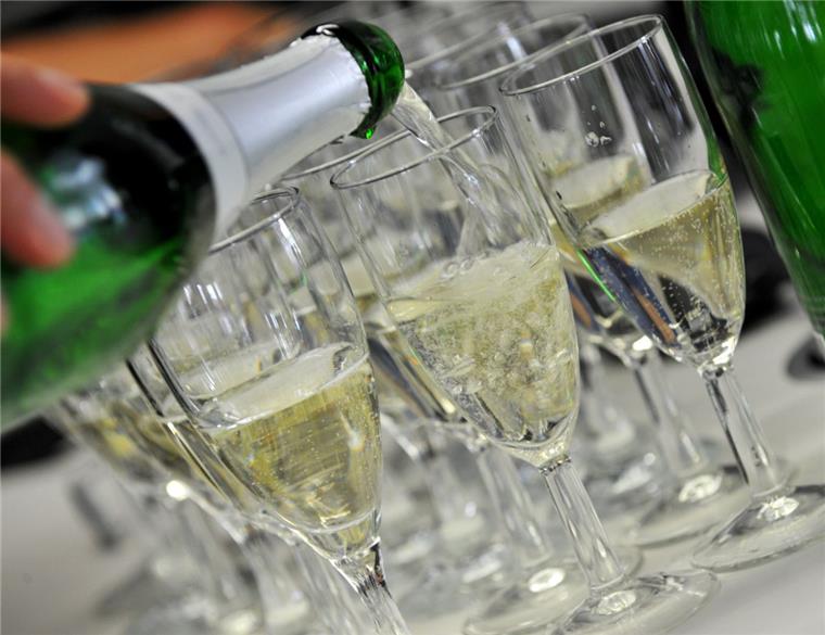 Silvesterparty: Noch Chancen für Kurzentschlossene in der Wesermarsch In der Wesermarsch gibt es ein breites Angebot an Silvesterfeiern. Etliche sind schon ausgebucht. Bei anderen gibt es noch Platz.