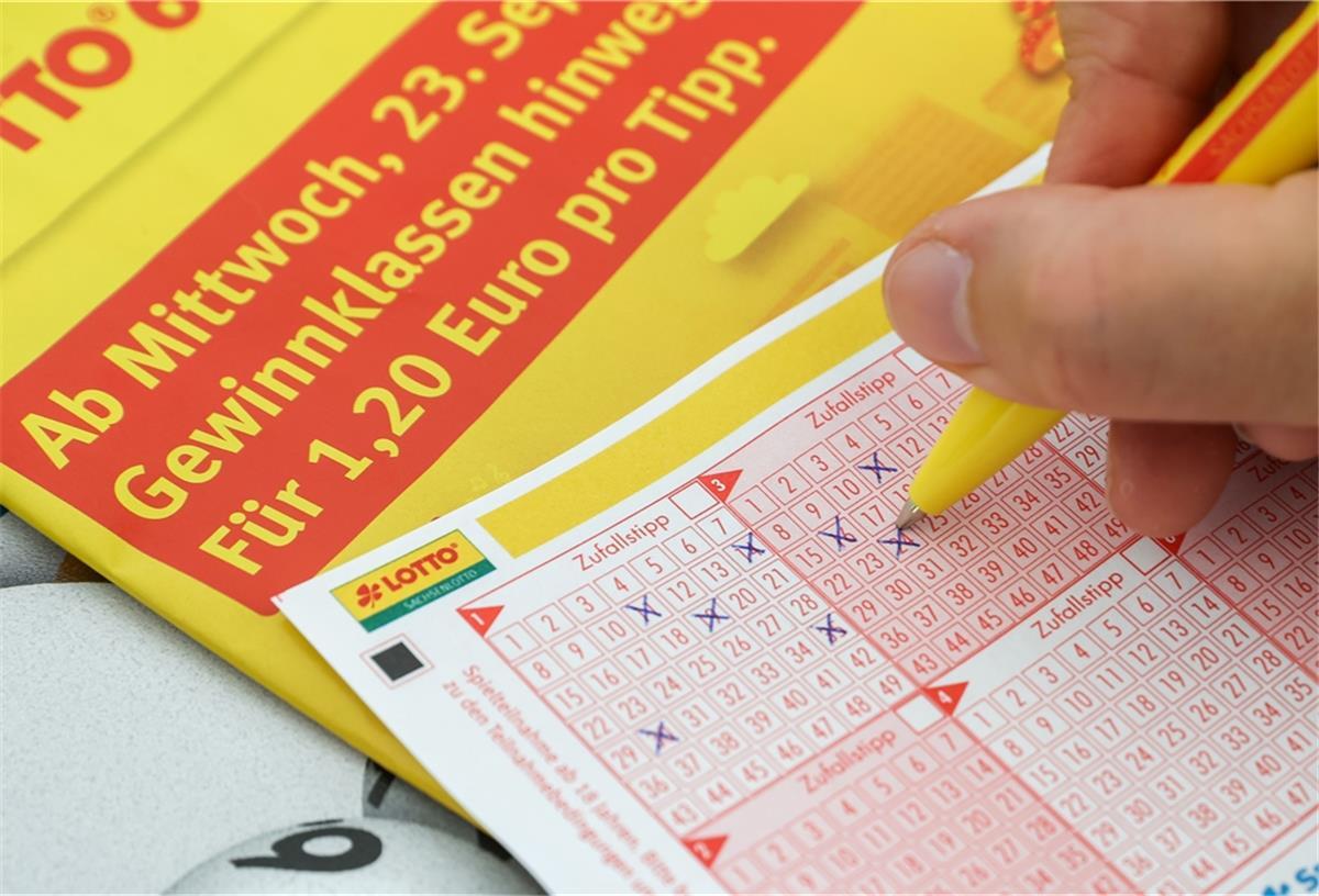 Neuer Lotto-Millionär kommt aus der Wesermarsch Eine Frau füllt unter einem Hinweis auf die Preiserhöhung einen Lottoschein aus (Illustration).