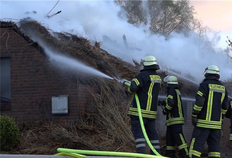 Ovelgönne: Feuer zerstört Reetdach-Haus In der Wesermarsch ist ein Reetdachhaus niedergebrannt.