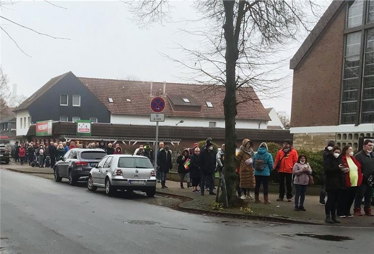 Wieder ein Corona-Todesfall In der Wesermarsch standen in den vergangenen Wochen viele Menschen bei Impfmarathons an.
