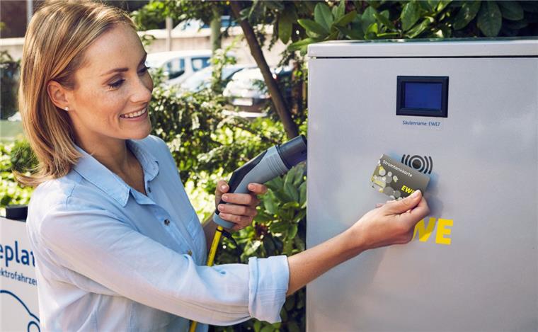 Elektromobilität nimmt in der Wesermarsch nur langsam Fahrt auf In der Wesermarsch werden immer mehr öffentliche Stromtankstellen eröffnet. Doch die Zahl der E-Autos ist nach wie vor gering. Aktuell gibt es 92 reine Elektro- und 244 Hybridfahrzeuge.