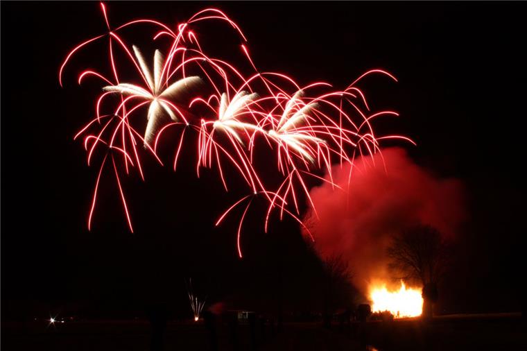 In der Wesermarsch gibt es feurige Schauspiele im Doppelpack In der Wesermarsch wie hier in Reitland sorgten Osterfeuer und Feuerwerk für ein leuchtendes Schauspiel.