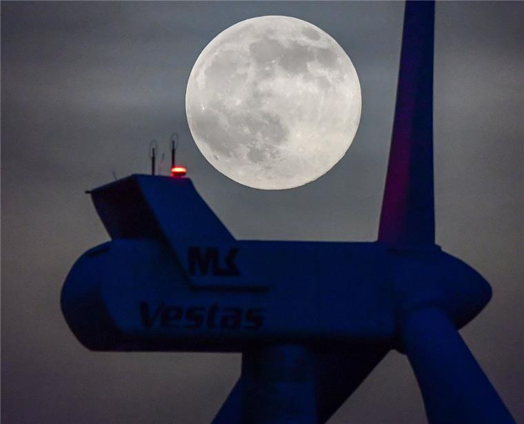 In der Wesermarsch wird neue Windrad-Technik getestet In der Wesermarsch wird bald ein System getestet, das dafür sorgt, dass die Leuchten nur dann in Betrieb gehen, wenn sich ein Flugzeug oder Hubschrauber nähert.
