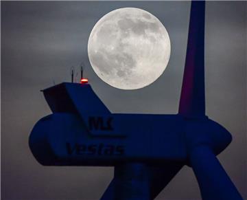 In der Wesermarsch wird bald ein System getestet, das dafür sorgt, dass die Leuchten nur dann in Betrieb gehen, wenn sich ein Flugzeug oder Hubschrauber nähert.  