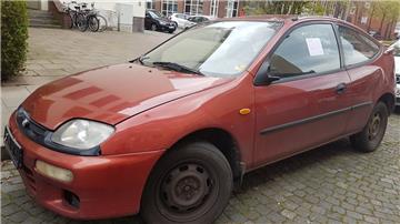 In der Wörther Straße in Geestemünde steht seit längerem ein Wagen, der keine Zulassung, dafür aber eine Plakette von der Stadt hat.  