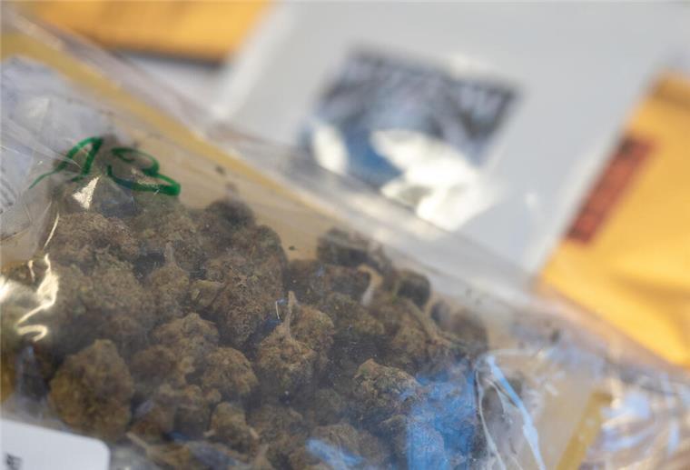 Bremen: Polizei nimmt mutmaßlichen Drogenhändler fest Marihuana, das illegal per Brief versendet wurde, liegt während einer Pressekonferenz zur neuen Task Force Briefermittlungen bei der Staatsanwaltschaft Marburg in einer Hülle.