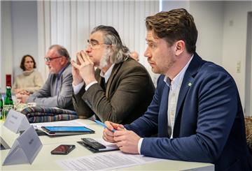 Der Bürgerschaftsabgeordnete Heinrich Löhmann (l-r), als Vertrauensperson des Notvorstandes der Bremer AfD, sowie Fabian Jacobi und Sergej Minich, als Vertrauensperson der Bremer AfD, sitzen bei der Sondersitzung des Wahlbereichsausschusses Bremen zur Bürgerschaftswahl im Statistischen Landesamt Bremen. 