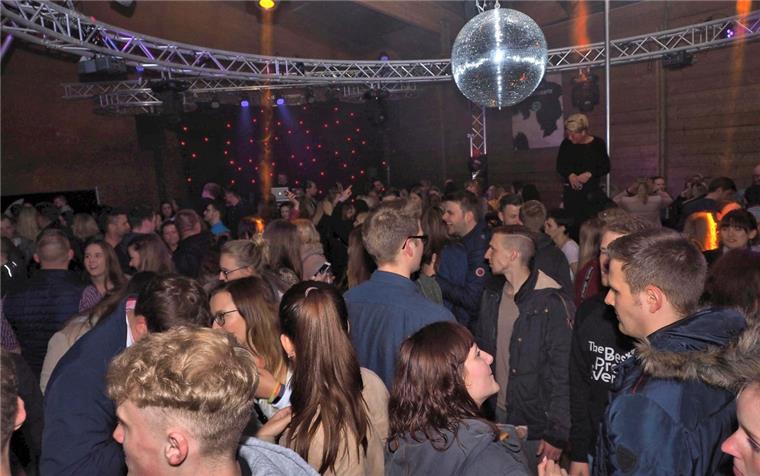 Sievern: "Rock in den Mai" begeistert das Party-Volk In der zur "Music-Hall" umfunktionierten großen Scheune des Gronholz-Hofs gab es bei "Rock in den Mai" kein Umfallen mehr.