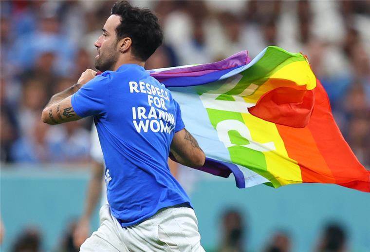 WM-Wirbel durch Flitzer: Aktion mit drei politischen Botschaften Ein Flitzer mit der Regenbogenflagge und politischen Botschaften zur Ukraine und Iran auf dem T-Shirt läuft über den Rasen