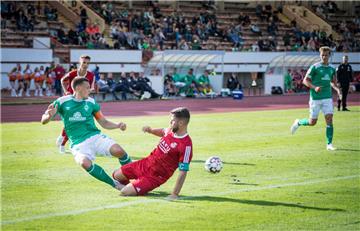 In der zweiten Runde des Blitzturniers traten die Fußballer vom OSC Bremerhaven gegen den Bundesligisten aus Bremen an. Foto: Hartmann