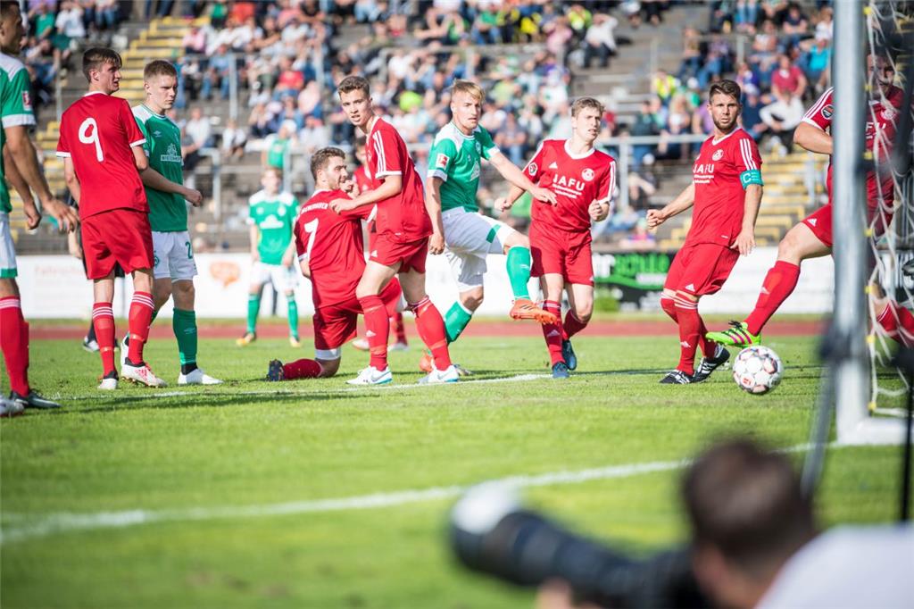 In der zweiten Runde des Blitzturniers traten die Fußballer vom OSC Bremerhaven gegen den Bundesligisten aus Bremen an. Foto: Hartmann