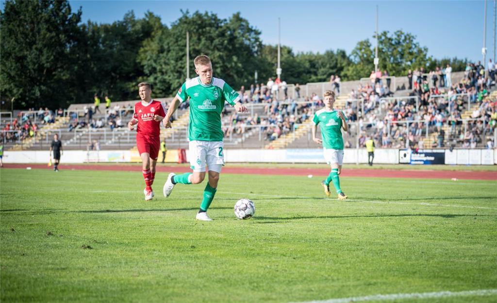In der zweiten Runde des Blitzturniers traten die Fußballer vom OSC Bremerhaven gegen den Bundesligisten aus Bremen an. Foto: Hartmann