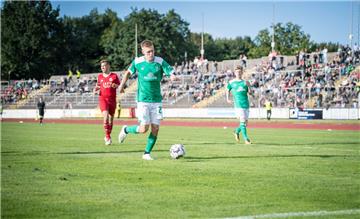 In der zweiten Runde des Blitzturniers traten die Fußballer vom OSC Bremerhaven gegen den Bundesligisten aus Bremen an. Foto: Hartmann