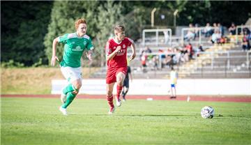 In der zweiten Runde des Blitzturniers traten die Fußballer vom OSC Bremerhaven gegen den Bundesligisten aus Bremen an. Foto: Hartmann
