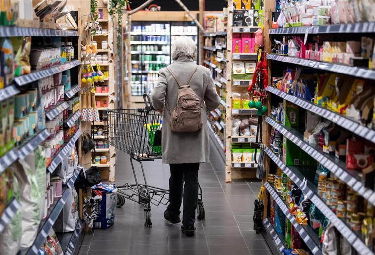 Kunden sind irritiert: Supermarkt-Produkte stehen auf dem Kopf - und das nicht ohne Grund Eine Frau geht mit ihrem Einkaufswagen durch einen Supermarkt. In vielen Supermärkten stehen Produkte auf dem Kopf - und das nicht ohne Grund.
