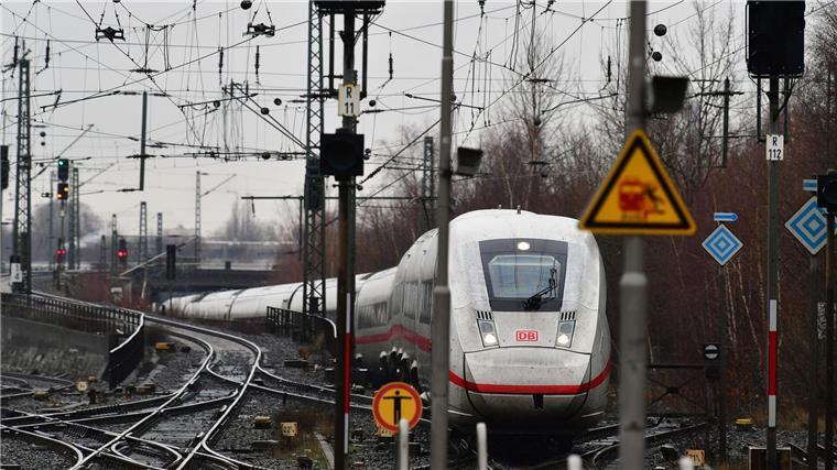 In Deutschland können Zugreisende künftig mit einem besseren Mobilfunk-Empfang rechnen.