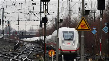 In Deutschland können Zugreisende künftig mit einem besseren Mobilfunk-Empfang rechnen.
