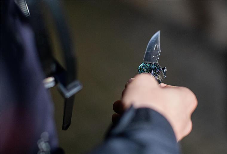 Nein zu Netflix-Abo: Polizeigewerkschaft Bremen will härtere Strafen für den Besitz illegaler Waffen In Deutschland sind bestimmte Stichwaffen wie Butterfly-Messer verboten.