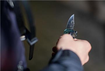In Deutschland sind bestimmte Stichwaffen wie Butterfly-Messer verboten.