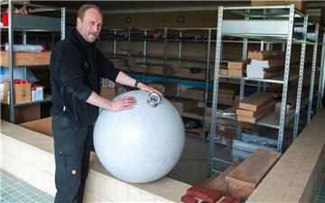 In Deutschland stellt nach Angaben von Kaspari nur das Unternehmen Zooprofis aus Natendorf im niedersächsischen Kreis Uelzen solche auch für Eisbären tauglichen Spielzeug-Sonderanfertigungen her. Auch der Ball in Hannover ist von der kleinen Firma. Geschäftsführer der Zooprofis ist Daniel Goosmann, der 47-Jährige hat Kaufmann und Forstwirt gelernt, außerdem ist er ausgebildeter Zootierpfleger.
