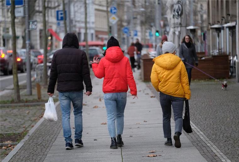Pufferjacken - die SUVs unter den Textilien - polarisieren In Deutschland tragen viele seit Jahren in der Winterzeit gerne Pufferjacken - hier in Schwarz, Rot, Gelb. (Foto von 2021)