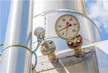 Eine Anzeige für Temperatur ist in der Anlage eines Gasspeichers an einem der vielen Rohre zu sehen.