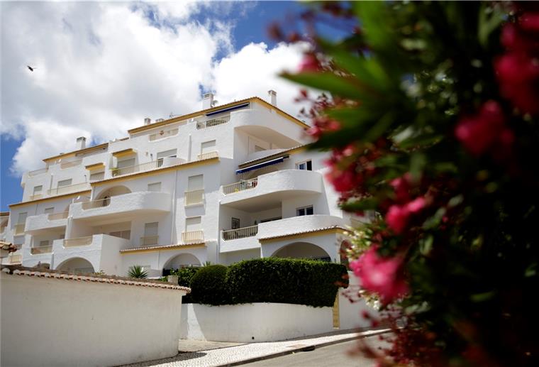 Fall Maddie: Mehr als 800 Zeugenhinweise nach „Aktenzeichen XY“ In diese, Appartmentkomplex in Praia da Luz an der portugiesischen Algarveküste verschwand die kleine Maddie.
