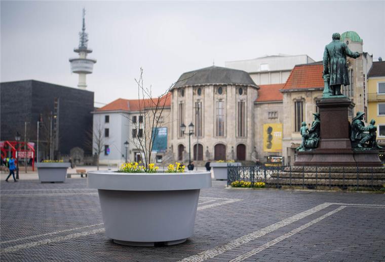 Bunt statt grau: So könnten die Monsterkübel Bremerhaven schöner machen Ein grauer Kübel ist auf einem öffentlichen Platz zu sehen.