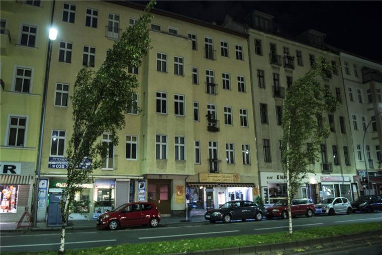 Terrorverdächtiger Syrer in Berlin festgenommen In diesem Haus in Berlin-Schöneberg nahmen Polizeibeamte am Mittwochabend einen 27 Jahre alten Syrer fest. Er steht im Verdacht, Mitglied einer ausländischen terroristischen Vereinigung zu sein.