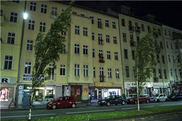 In diesem Haus in Berlin-Schöneberg nahmen Polizeibeamte am Mittwochabend einen 27 Jahre alten Syrer fest. Er steht im Verdacht, Mitglied einer ausländischen terroristischen Vereinigung zu sein.