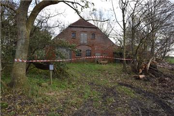 In diesem Haus ist bereits vor einigen Tagen ein verdächtiger Gegenstand gefunden worden. Die Feuerwehr hat das Gebäude am Donnerstagabend abgesperrt. Gestern konnte geklärt werden, ob es sich dabei um eine gefährliche Tellermine oder lediglich um ein Übungsgerät handelte.