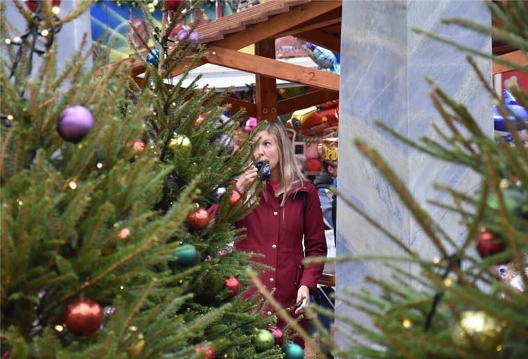 In diesem Jahr können die Besucher des Zevener Weihnachtsmarktes ihren Glühwein wieder an der St.-Viti-Kirche trinken.