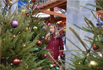 In diesem Jahr können die Besucher des Zevener Weihnachtsmarktes ihren Glühwein wieder an der St.-Viti-Kirche trinken.