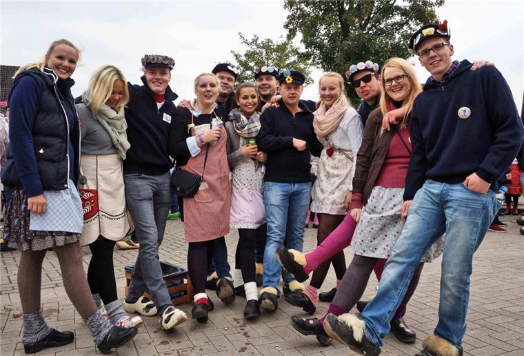 Bildergalerie: So bunt ging es beim Herbstmarkt in Neuenwalde zu In diesem Jahr nahmen 115 Paare am legendären "Holtschentanz" teil.
