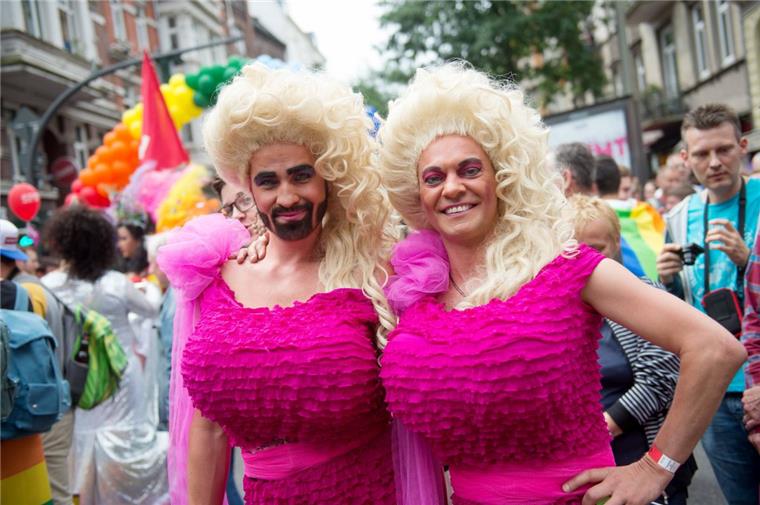 Bunte Parade für gleiche Rechte In diesem Jahr wurde beim Christopher Street Day in Hamburg vor allem gegen vorherrschende Geschlechterschubladen demonstriert.