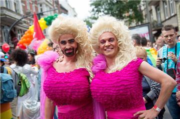 In diesem Jahr wurde beim Christopher Street Day in Hamburg vor allem gegen vorherrschende Geschlechterschubladen demonstriert.