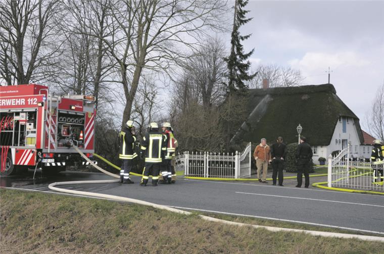Reetdachhaus in Stollhamm nach Feuer unbewohnbar In diesem Reetdachhaus in Stollhamm war das Feuer ausgebrochen. Die Ursache ist noch unklar.