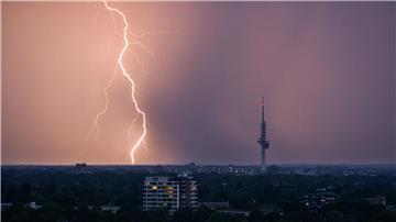 In diesem Sommer sind bislang weniger Blitze bei Gewittern erfasst worden. (Archivbild)